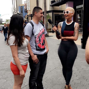 Amber Rose a publié une photo d'elle en train d'interviewer des gens pour son nouveau talk-show bientôt diffusé sur VH1. Photo publiée sur sa page Instagram, à la fin du mois de mai 2016.