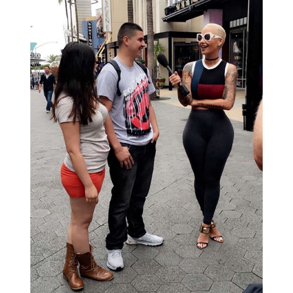 Amber Rose a publié une photo d'elle en train d'interviewer des gens pour son nouveau talk-show bientôt diffusé sur VH1. Photo publiée sur sa page Instagram, à la fin du mois de mai 2016.