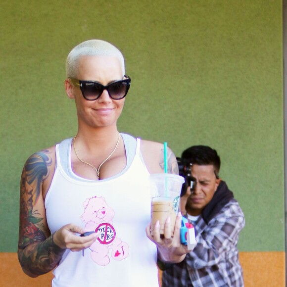 Amber Rose fait un stop au salon de manucure avant de se rendre à son cours de gym, elle porte un tee shirt avec un ours où il est inscrit "No Dick Pics." à Studio City le 5 Février 2016