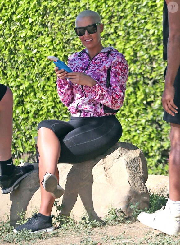 Exclusif - Amber Rose avec sa coque de téléphone Moschino en forme de spray de Nettoyage fait une pause pendant une promenade à Runyon Canyon le 25 février 2016