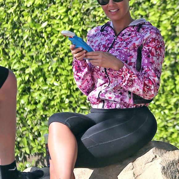 Exclusif - Amber Rose avec sa coque de téléphone Moschino en forme de spray de Nettoyage fait une pause pendant une promenade à Runyon Canyon le 25 février 2016