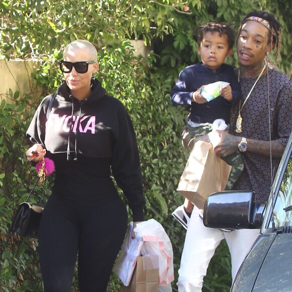 Amber Rose et son mari Wiz Khalifa emmènent leur fils Sebastian jouer au parc à Los Angeles, le 16 décembre 2015