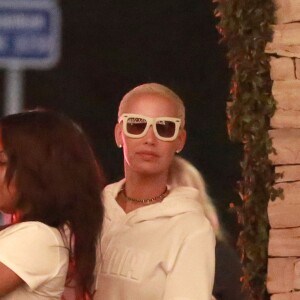 Amber Rose et une amie fument une cigarette devant le restaurant mexicain Case Vega, le 31 mai 2016 à Los Angeles