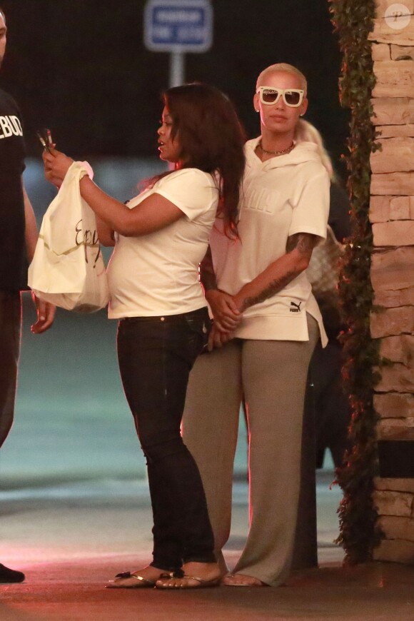 Amber Rose et une amie fument une cigarette devant le restaurant mexicain Case Vega, le 31 mai 2016 à Los Angeles