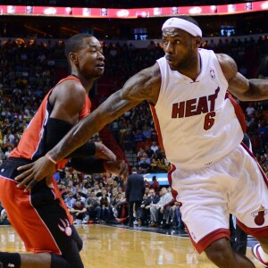 James LeBron des Miami Heat's face à Terrence Ross des Raptors de Toronto, lors d'un match à l'AmericanAirlines Arena de Miami, le 5 janvier 2014