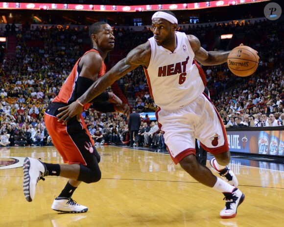 James LeBron des Miami Heat's face à Terrence Ross des Raptors de Toronto, lors d'un match à l'AmericanAirlines Arena de Miami, le 5 janvier 2014