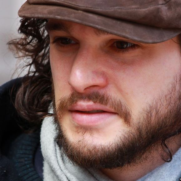 Kit Harington arrive au théâtre West End à Londres, le 28 avril 2016, où il joue dans la pièce de théâtre "'Doctor Faustus".