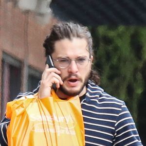 Exclusif - Kit Harington (Jon Snow dans la série "Game of Thrones") sort d'un supermarché Sainsburys à Londres, le 18 mai 2016.