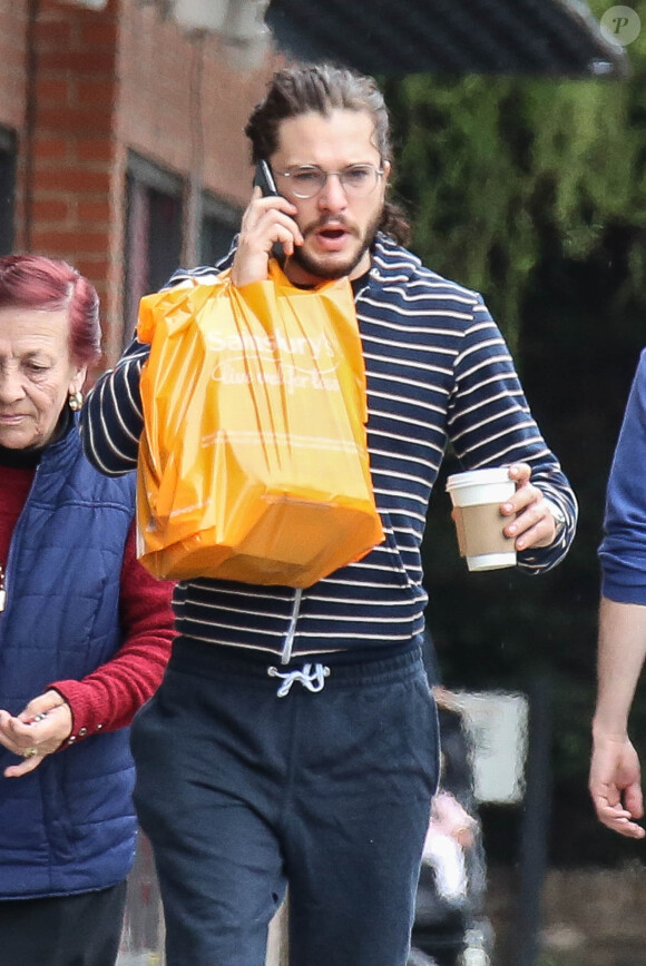 Exclusif - Kit Harington (Jon Snow dans la série "Game of Thrones") sort d'un supermarché Sainsburys à Londres, le 18 mai 2016.