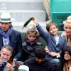 Elodie Gossuin avec son mari Bertrand Lacherie et leurs enfants Rose et Jules dans les tribunes des internationaux de France de Roland Garros à Paris le 4 juin 2016. © Moreau - Jacovides / Bestimage