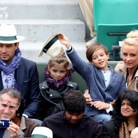 Elodie Gossuin avec son mari Bertrand Lacherie et leurs enfants Rose et Jules dans les tribunes des internationaux de France de Roland Garros à Paris le 4 juin 2016. © Moreau - Jacovides / Bestimage