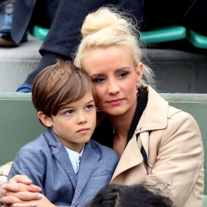 Elodie Gossui, son mari Bertrand Lacherie et leurs enfants Rose et Jules dans les tribunes des internationaux de France de Roland Garros à Paris le 4 juin 2016. © Moreau - Jacovides / Bestimage