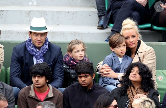 Elodie Gossuin avec son mari Bertrand Lacherie et leurs enfants Rose et Jules dans les tribunes des internationaux de France de Roland Garros à Paris le 4 juin 2016. © Moreau - Jacovides / Bestimage