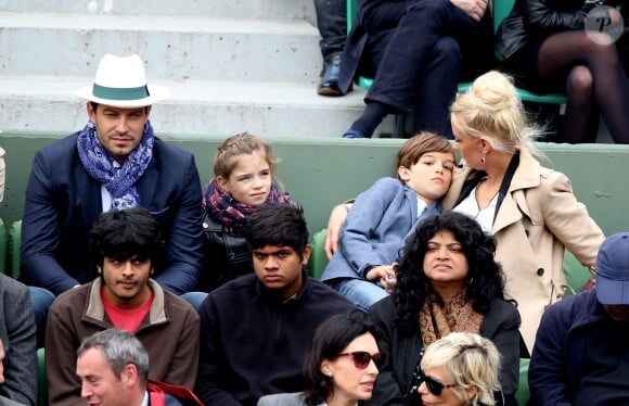 Elodie Gossuin avec son mari Bertrand Lacherie et leurs enfants Rose et Jules dans les tribunes des internationaux de France de Roland Garros à Paris le 4 juin 2016. © Moreau - Jacovides / Bestimage