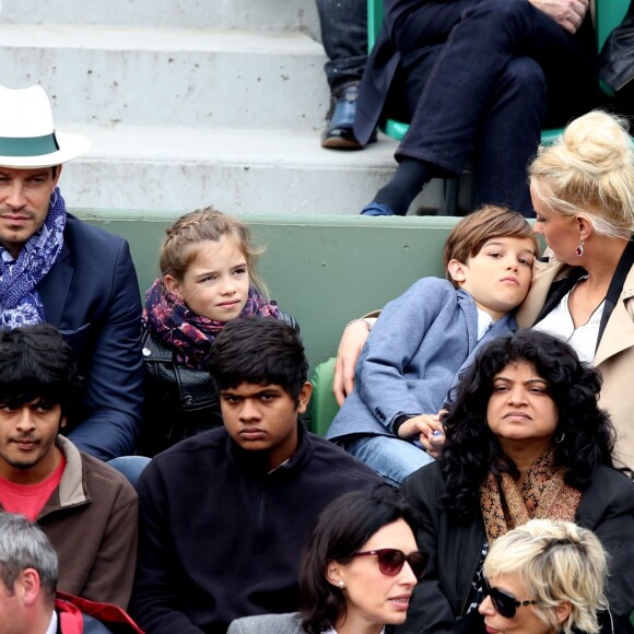 Elodie Gossuin avec son mari Bertrand Lacherie et leurs enfants Rose et Jules dans les tribunes des internationaux de France de Roland Garros à Paris le 4 juin 2016. © Moreau - Jacovides / Bestimage