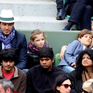 Elodie Gossuin avec son mari Bertrand Lacherie et leurs enfants Rose et Jules dans les tribunes des internationaux de France de Roland Garros à Paris le 4 juin 2016. © Moreau - Jacovides / Bestimage