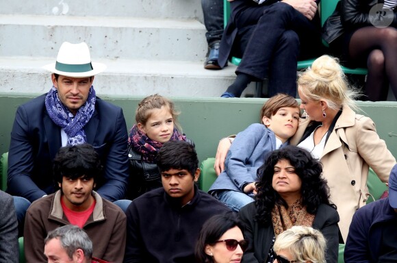 Elodie Gossuin avec son mari Bertrand Lacherie et leurs enfants Rose et Jules dans les tribunes des internationaux de France de Roland Garros à Paris le 4 juin 2016. © Moreau - Jacovides / Bestimage