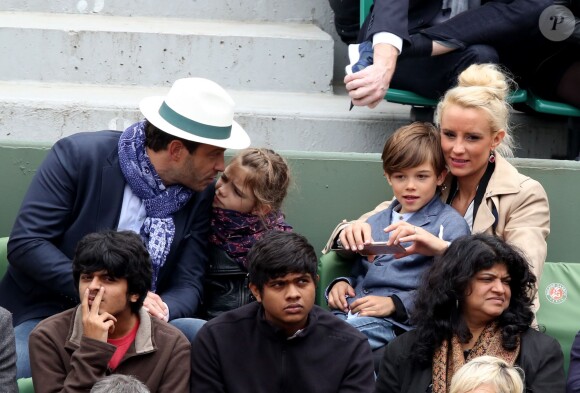Elodie Gossuin avec son mari Bertrand Lacherie et leurs enfants Rose et Jules dans les tribunes des internationaux de France de Roland Garros à Paris le 4 juin 2016. © Moreau - Jacovides / Bestimage