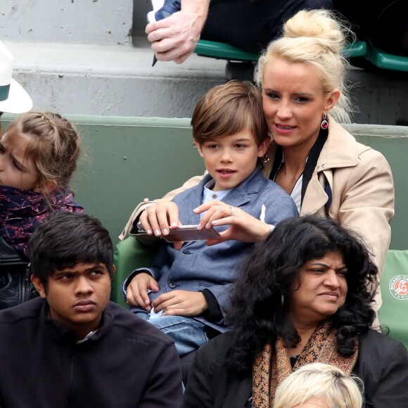 Elodie Gossuin avec son mari Bertrand Lacherie et leurs enfants Rose et Jules dans les tribunes des internationaux de France de Roland Garros à Paris le 4 juin 2016. © Moreau - Jacovides / Bestimage
