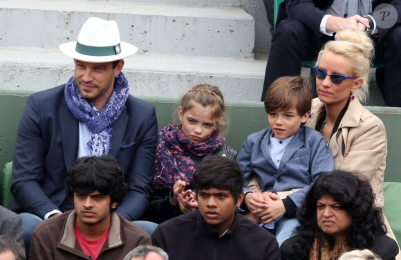 Elodie Gossuin avec son mari Bertrand Lacherie et leurs enfants Rose et Jules dans les tribunes des internationaux de France de Roland Garros à Paris le 4 juin 2016. © Moreau - Jacovides / Bestimage