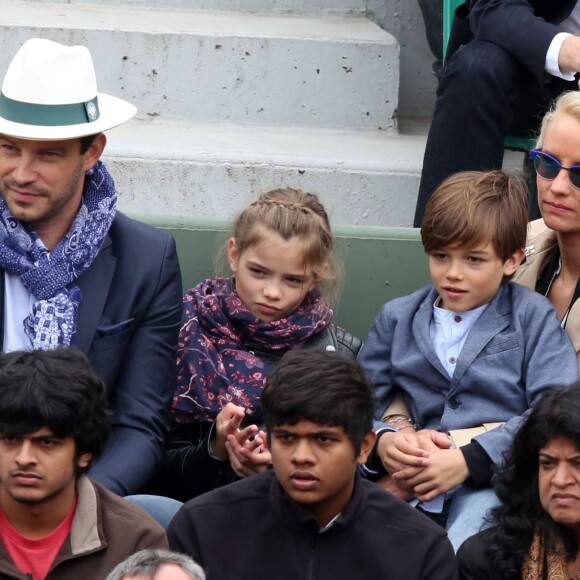 Elodie Gossuin avec son mari Bertrand Lacherie et leurs enfants Rose et Jules dans les tribunes des internationaux de France de Roland Garros à Paris le 4 juin 2016. © Moreau - Jacovides / Bestimage