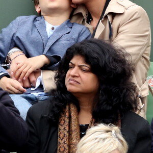 Elodie Gossuin avec son mari Bertrand Lacherie et leurs enfants Rose et Jules dans les tribunes des internationaux de France de Roland Garros à Paris le 4 juin 2016. © Moreau - Jacovides / Bestimage