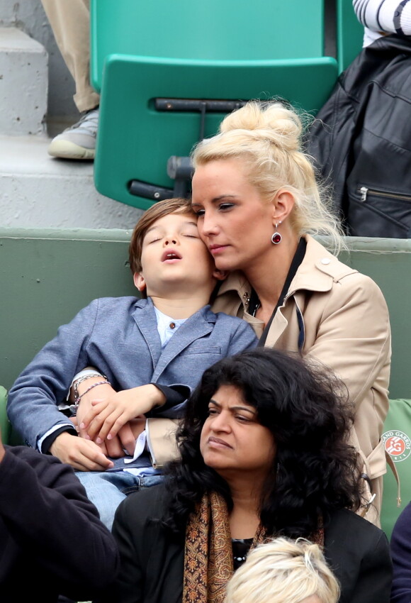Elodie Gossuin avec son mari Bertrand Lacherie et leurs enfants Rose et Jules dans les tribunes des internationaux de France de Roland Garros à Paris le 4 juin 2016. © Moreau - Jacovides / Bestimage