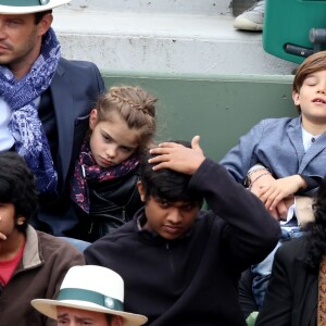 Elodie Gossuin avec son mari Bertrand Lacherie et leurs enfants Rose et Jules dans les tribunes des internationaux de France de Roland Garros à Paris le 4 juin 2016. © Moreau - Jacovides / Bestimage