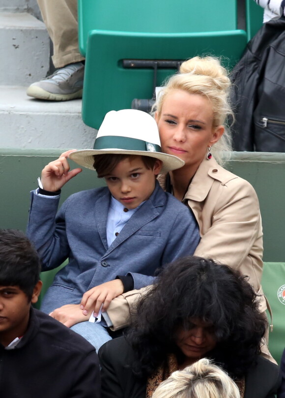 Elodie Gossuin avec son mari Bertrand Lacherie et leurs enfants Rose et Jules dans les tribunes des internationaux de France de Roland Garros à Paris le 4 juin 2016. © Moreau - Jacovides / Bestimage