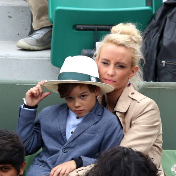 Elodie Gossuin avec son mari Bertrand Lacherie et leurs enfants Rose et Jules dans les tribunes des internationaux de France de Roland Garros à Paris le 4 juin 2016. © Moreau - Jacovides / Bestimage