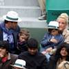 Elodie Gossuin avec son mari Bertrand Lacherie et leurs enfants Rose et Jules dans les tribunes des internationaux de France de Roland Garros à Paris le 4 juin 2016. Une vraie famille formidable ! © Moreau - Jacovides / Bestimage