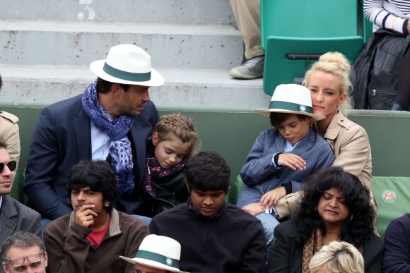 Elodie Gossuin avec son mari Bertrand Lacherie et leurs enfants Rose et Jules dans les tribunes des internationaux de France de Roland Garros à Paris le 4 juin 2016. Une vraie famille formidable ! © Moreau - Jacovides / Bestimage