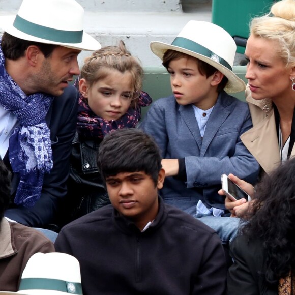 Elodie Gossuin avec son mari Bertrand Lacherie et leurs enfants Rose et Jules dans les tribunes des internationaux de France de Roland Garros à Paris le 4 juin 2016. © Moreau - Jacovides / Bestimage