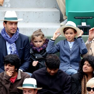 Elodie Gossuin avec son mari Bertrand Lacherie et leurs enfants Rose et Jules dans les tribunes des internationaux de France de Roland Garros à Paris le 4 juin 2016. © Moreau - Jacovides / Bestimage