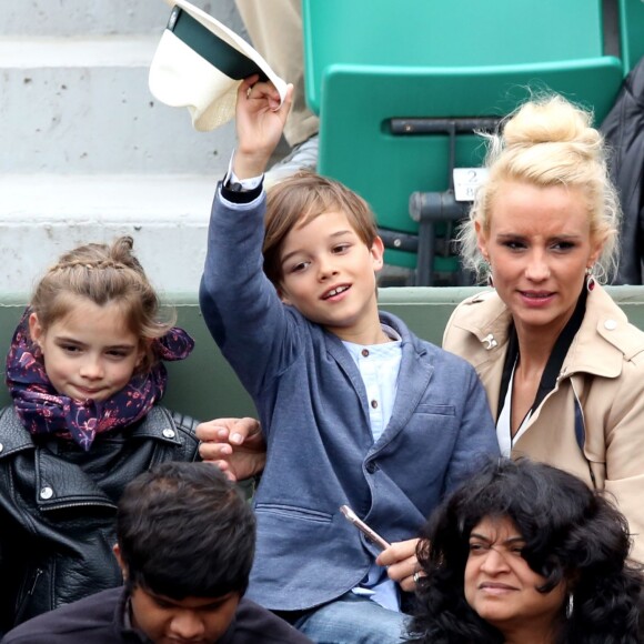 Elodie Gossuin avec son mari Bertrand Lacherie et leurs enfants Rose et Jules dans les tribunes des internationaux de France de Roland Garros à Paris le 4 juin 2016. © Moreau - Jacovides / Bestimage