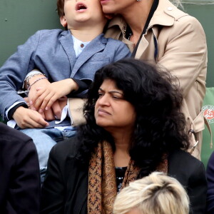 Elodie Gossuin avec son mari Bertrand Lacherie et leurs enfants Rose et Jules dans les tribunes des internationaux de France de Roland Garros à Paris le 4 juin 2016. © Moreau - Jacovides / Bestimage