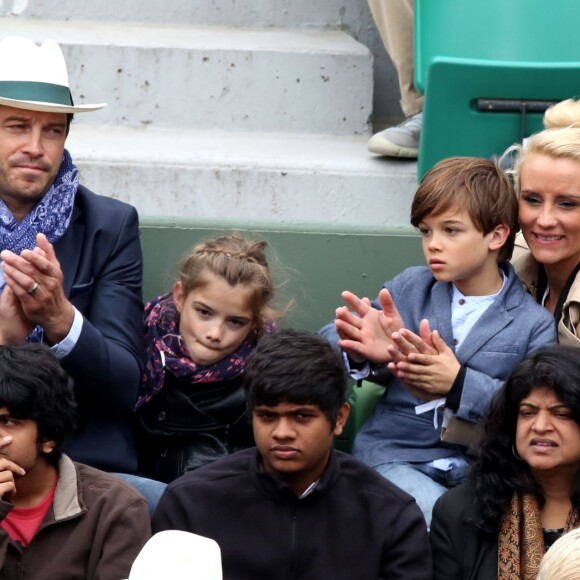 Elodie Gossuin avec son mari Bertrand Lacherie et leurs enfants Rose et Jules dans les tribunes des internationaux de France de Roland Garros à Paris le 4 juin 2016. © Moreau - Jacovides / Bestimage