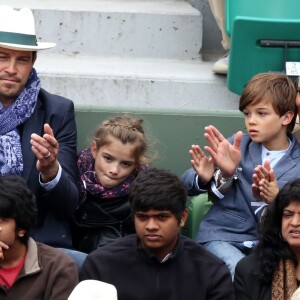 Elodie Gossuin avec son mari Bertrand Lacherie et leurs enfants Rose et Jules dans les tribunes des internationaux de France de Roland Garros à Paris le 4 juin 2016. © Moreau - Jacovides / Bestimage