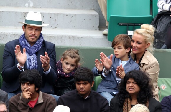 Elodie Gossuin avec son mari Bertrand Lacherie et leurs enfants Rose et Jules dans les tribunes des internationaux de France de Roland Garros à Paris le 4 juin 2016. © Moreau - Jacovides / Bestimage