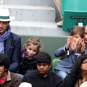 Elodie Gossuin avec son mari Bertrand Lacherie et leurs enfants Rose et Jules dans les tribunes des internationaux de France de Roland Garros à Paris le 4 juin 2016. © Moreau - Jacovides / Bestimage