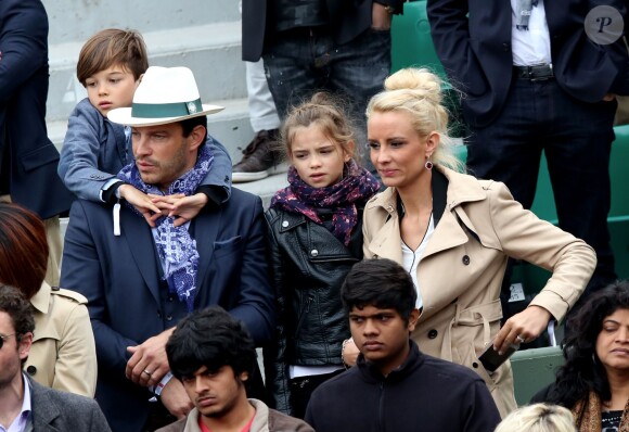 Elodie Gossuin avec son mari Bertrand Lacherie et leurs enfants Rose et Jules dans les tribunes des internationaux de France de Roland Garros à Paris le 4 juin 2016. © Moreau - Jacovides / Bestimage