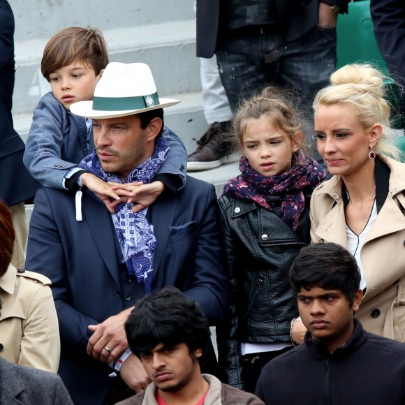 Elodie Gossuin avec son mari Bertrand Lacherie et leurs enfants Rose et Jules dans les tribunes des internationaux de France de Roland Garros à Paris le 4 juin 2016. © Moreau - Jacovides / Bestimage