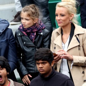 Elodie Gossuin avec son mari Bertrand Lacherie et leurs enfants Rose et Jules dans les tribunes des internationaux de France de Roland Garros à Paris le 4 juin 2016. © Moreau - Jacovides / Bestimage