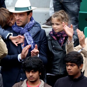 Elodie Gossuin avec son mari Bertrand Lacherie et leurs enfants Rose et Jules dans les tribunes des internationaux de France de Roland Garros à Paris le 4 juin 2016. © Moreau - Jacovides / Bestimage