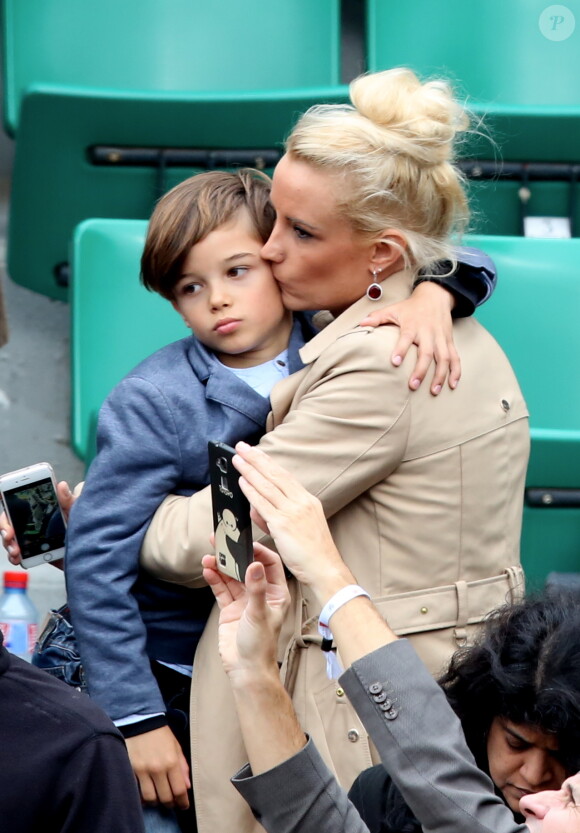 Elodie Gossuin avec son mari Bertrand Lacherie et leurs enfants Rose et Jules dans les tribunes des internationaux de France de Roland Garros à Paris le 4 juin 2016. © Moreau - Jacovides / Bestimage