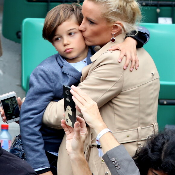 Elodie Gossuin avec son mari Bertrand Lacherie et leurs enfants Rose et Jules dans les tribunes des internationaux de France de Roland Garros à Paris le 4 juin 2016. © Moreau - Jacovides / Bestimage