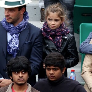 Elodie Gossuin avec son mari Bertrand Lacherie et leurs enfants Rose et Jules dans les tribunes des internationaux de France de Roland Garros à Paris le 4 juin 2016. © Moreau - Jacovides / Bestimage