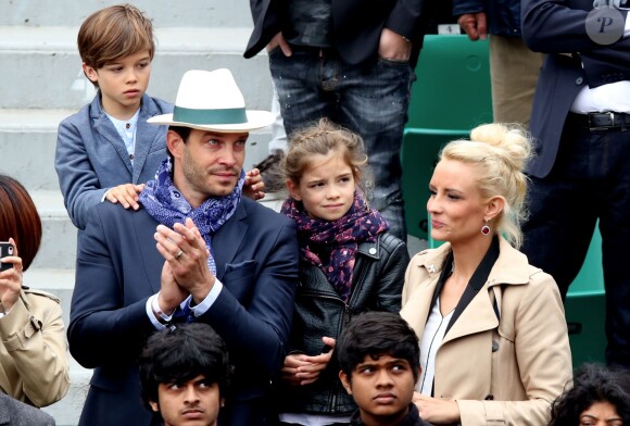 Elodie Gossuin avec son mari Bertrand Lacherie et leurs enfants Rose et Jules dans les tribunes des internationaux de France de Roland Garros à Paris le 4 juin 2016. © Moreau - Jacovides / Bestimage