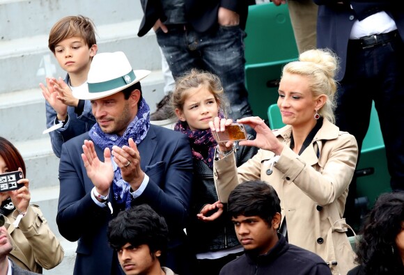 Elodie Gossuin regarde un match avec son mari Bertrand Lacherie et leurs enfants Rose et Jules dans les tribunes des internationaux de France de Roland Garros à Paris le 4 juin 2016. © Moreau - Jacovides / Bestimage
