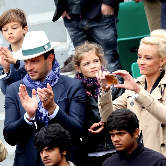 Elodie Gossuin regarde un match avec son mari Bertrand Lacherie et leurs enfants Rose et Jules dans les tribunes des internationaux de France de Roland Garros à Paris le 4 juin 2016. © Moreau - Jacovides / Bestimage